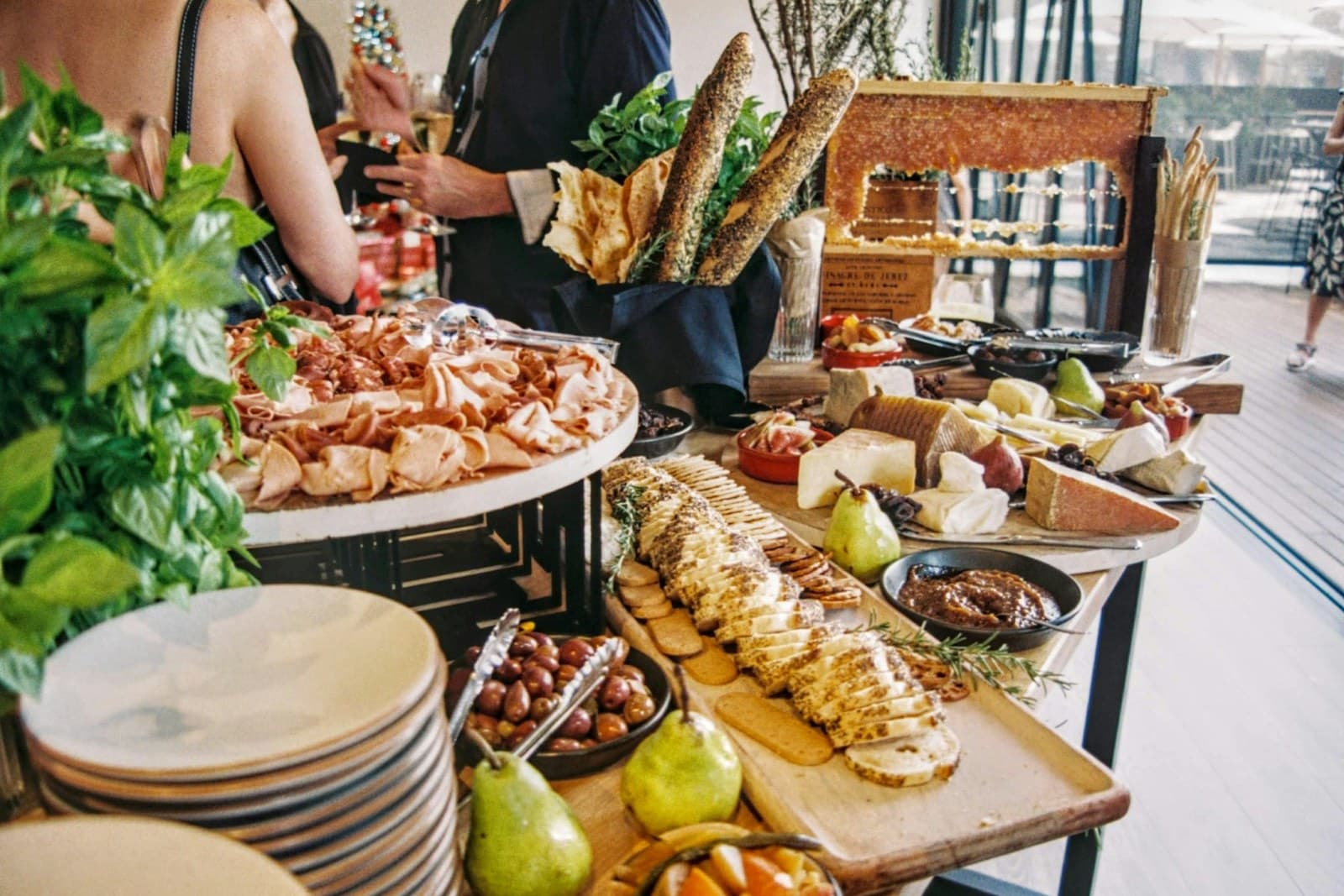 Reich gedeckter Catering-Tisch mit Aufschnitt, Käse und Gebäck bei einer Veranstaltung